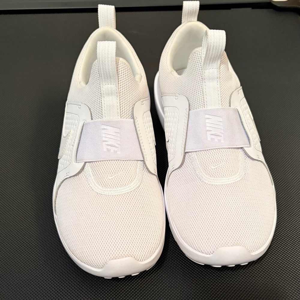 Nike Women’s Slip On Sneakers White Size 7.5 Lightweight Athletic Shoes